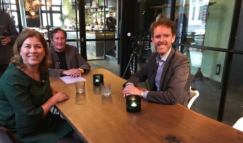 Miriam van Meerten (VVD), presentator Ruud Bochardt en Michel Klein (CU) bespreken de verkiezingen.