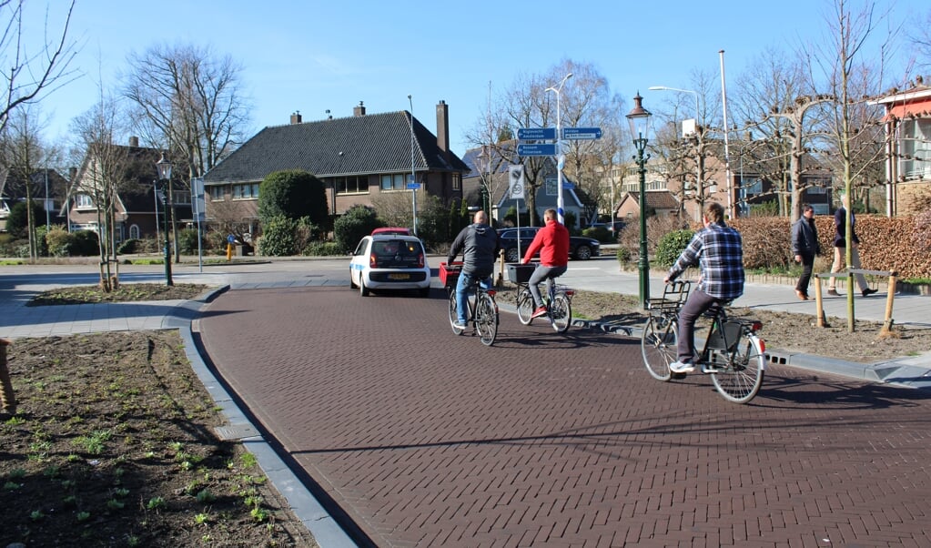 Mooi, dat brede plantsoen langs de Van Houtenlaan. Maar fietsers kunnen er nu niet langs.