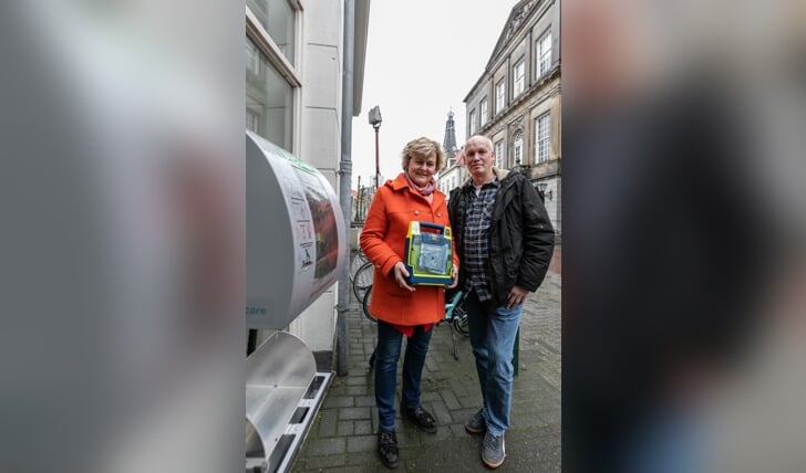Annelies Vinken en Martin van Bakel willen alle AED's naar buiten.