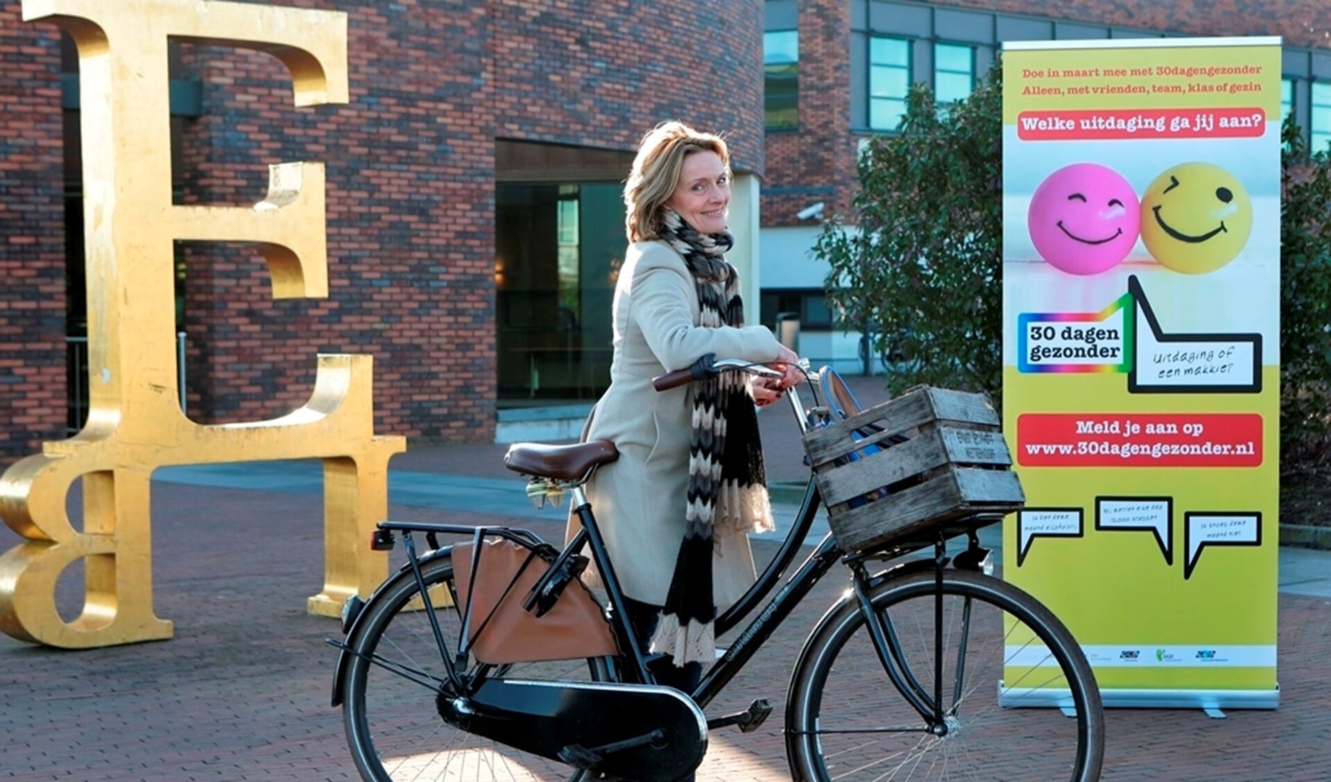 Wethouder Karin van Hunnik gaat op de fiets.