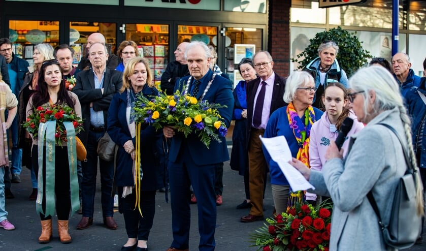 Burgemeester Broertjes legde dinsdag een krans bij het NSF-kunstwerk.