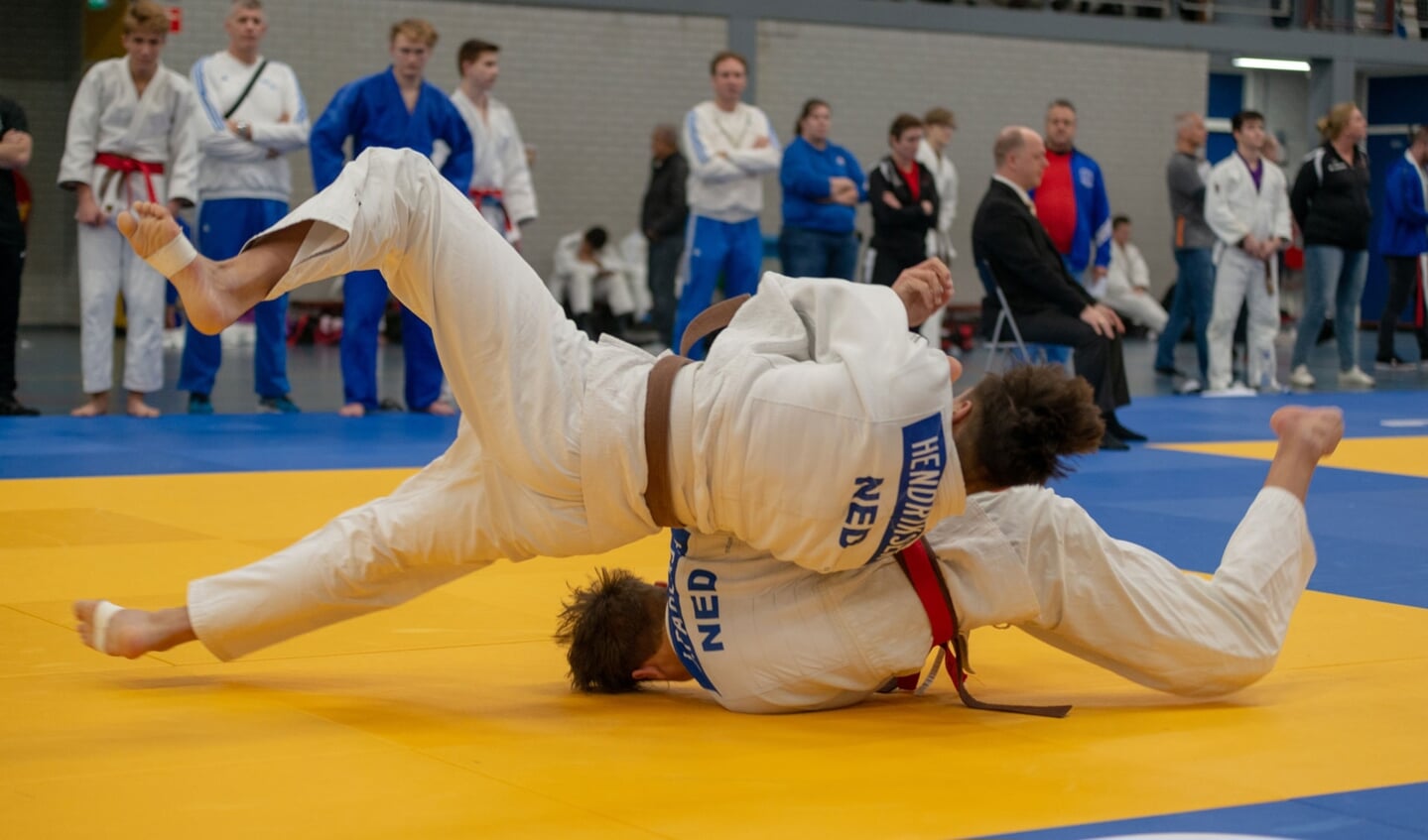 Christiaan Hendriksen scoort het winnende punt in zijn eerste partij.