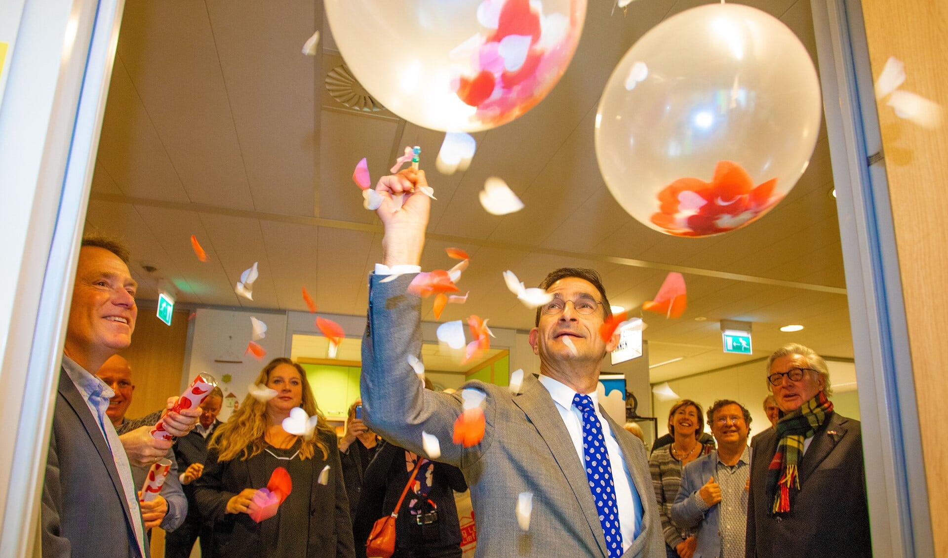 Wethouder Maarten Hoelscher prikte een jaar geleden de balonnen door van de SOA-poli bij de GGD in Bussum.