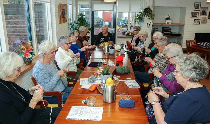 De maandagbreigroep breit voor het goede doel.