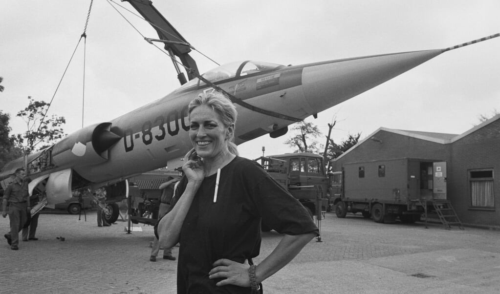 Weesp, 1969. Marte Röling bij 'haar' straaljager. Foto: Nationaal Archief / Rob Croes