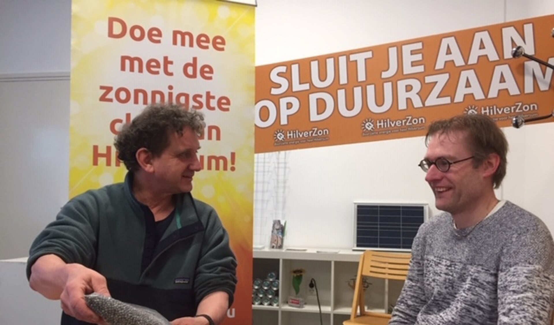 Energiecoach van HilverZon Erik de Lange (l) adviseert bewoners tijdens openingsuren van het Energieloket Hilversum.