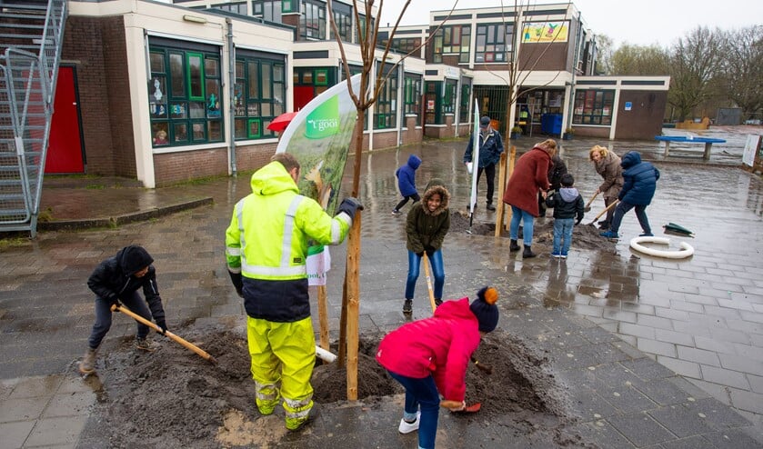 Wethouder Marlous Verbeek plaats samen met de leerlingen van de school tien Trompetbomen.