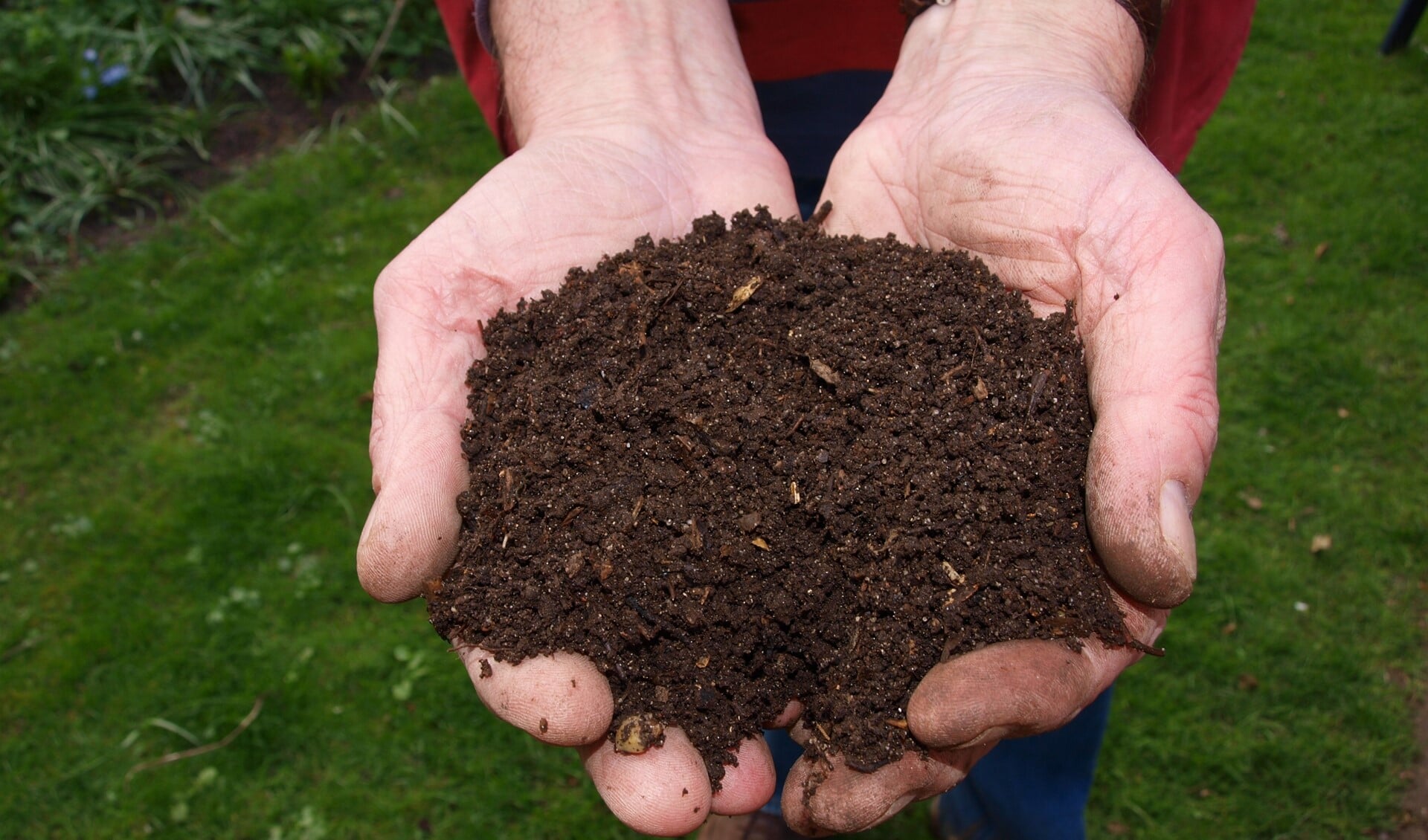 Op de Landelijke Compostdag wordt de compost gemaakt uit gft-afval weer aan de inwoners teruggegeven.