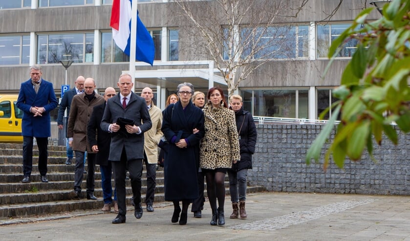Collegeleden en collega-ambtenaren op weg naar de Koepelkerk.
