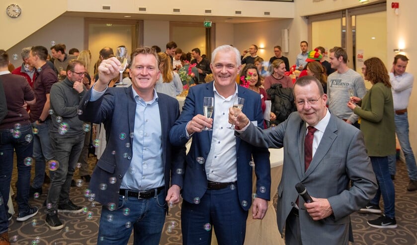 Wethouder Reijn (r), Frank Klomp en Erik Vos (l) toosten met toekomstige bewoners op de bouwstart van Ruijtersweide.