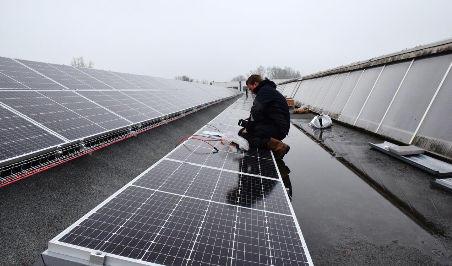 De zonnepanelen worden geïnstalleerd.