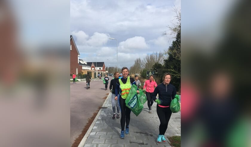 Tijdens het hardlopen het zwerfafval opruimen. Het leverde vele volle vuilniszakken op.