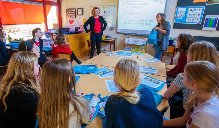 Evelien (l) en Marjolein van Rotary Huizen Gooimeer geven les op De Gouden Kraal.