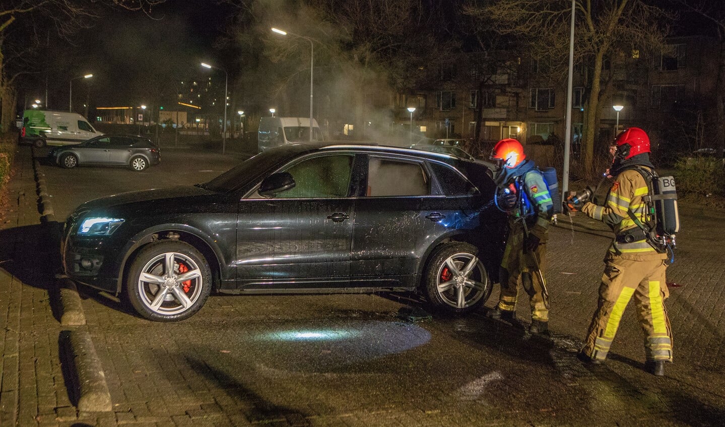 De brandweer bij de autobrand aan de Ambachtsweg.