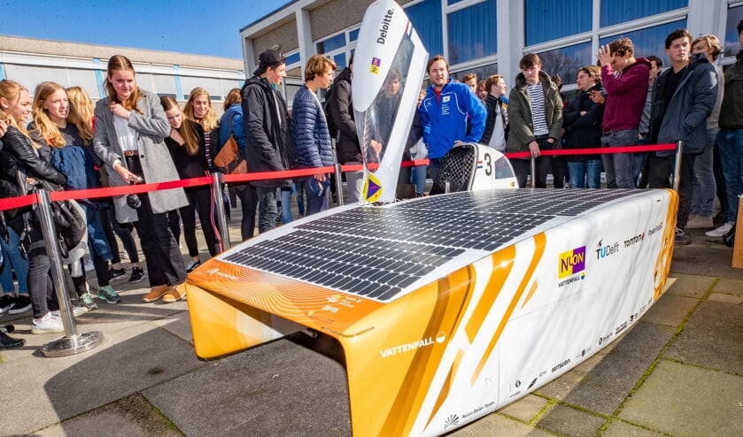 De zonnewagen trok veel bekijks op het Comenius College.