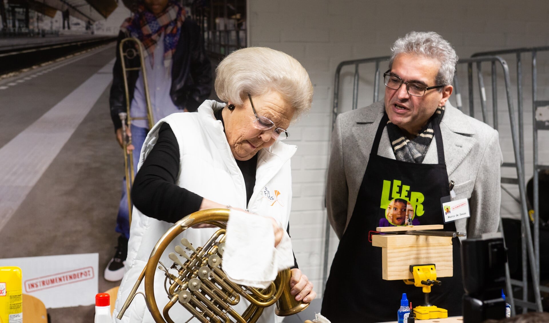 Prinses Beatrix met voorzitter Marco de Souza van de Stichting Instrumentendepot Leerorkest.