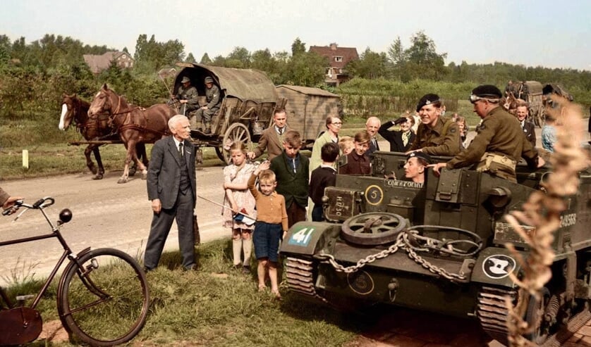 Rechts The Polar Bears met rechtsvoor op de tank het logo. Links de Duitse soldaten die per paard en wagen vertrekken.