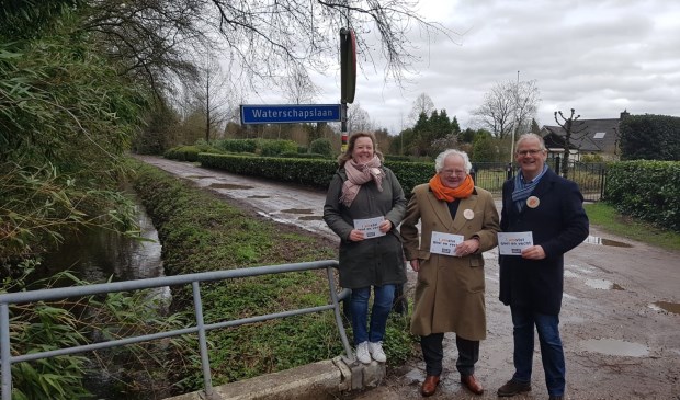 Bert Barkmeijer (m) samen met Peter Smit (lijsttrekker VVD Waterschap AGV) en Marjolein Groot Koerkamp-Kappert.