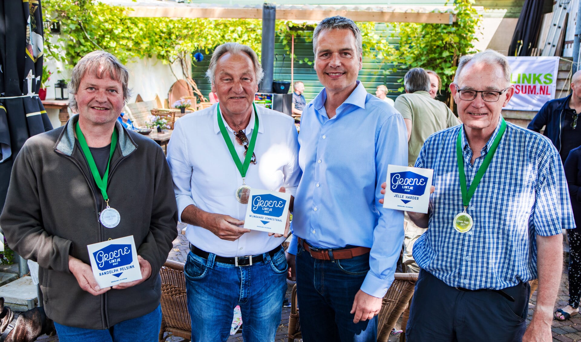 De winnaars van twee jaar terug en ook - als tweede van rechts - namens GroenLinks Jan Kastje.