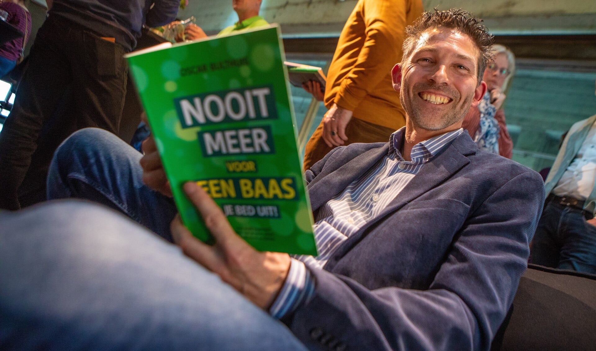 Oscar Bulthuis met zijn nieuwste boek.