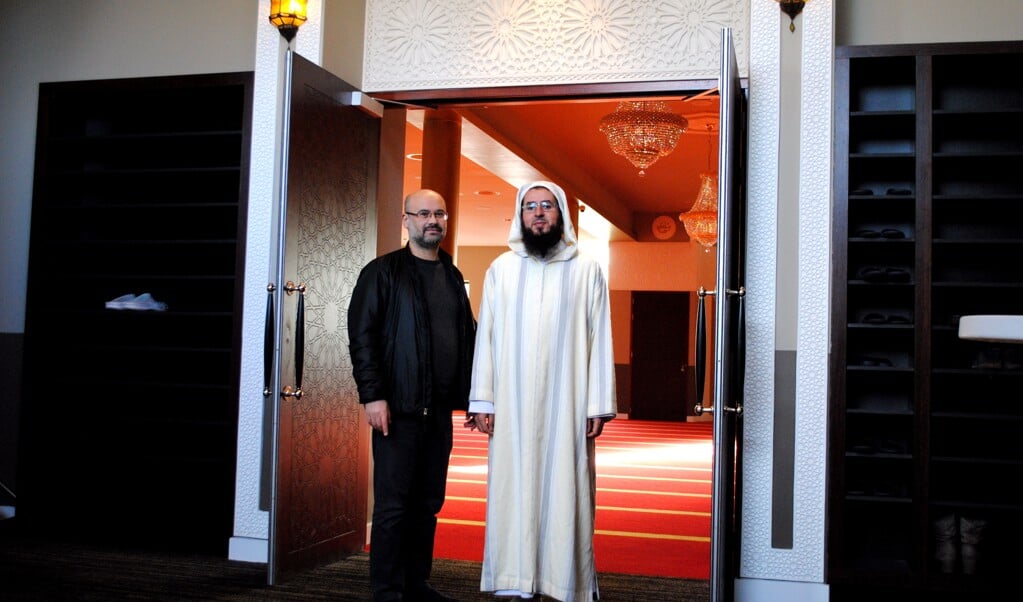 Mohamed Ouardi (links) en de imam van de Asoenat Moskee. 