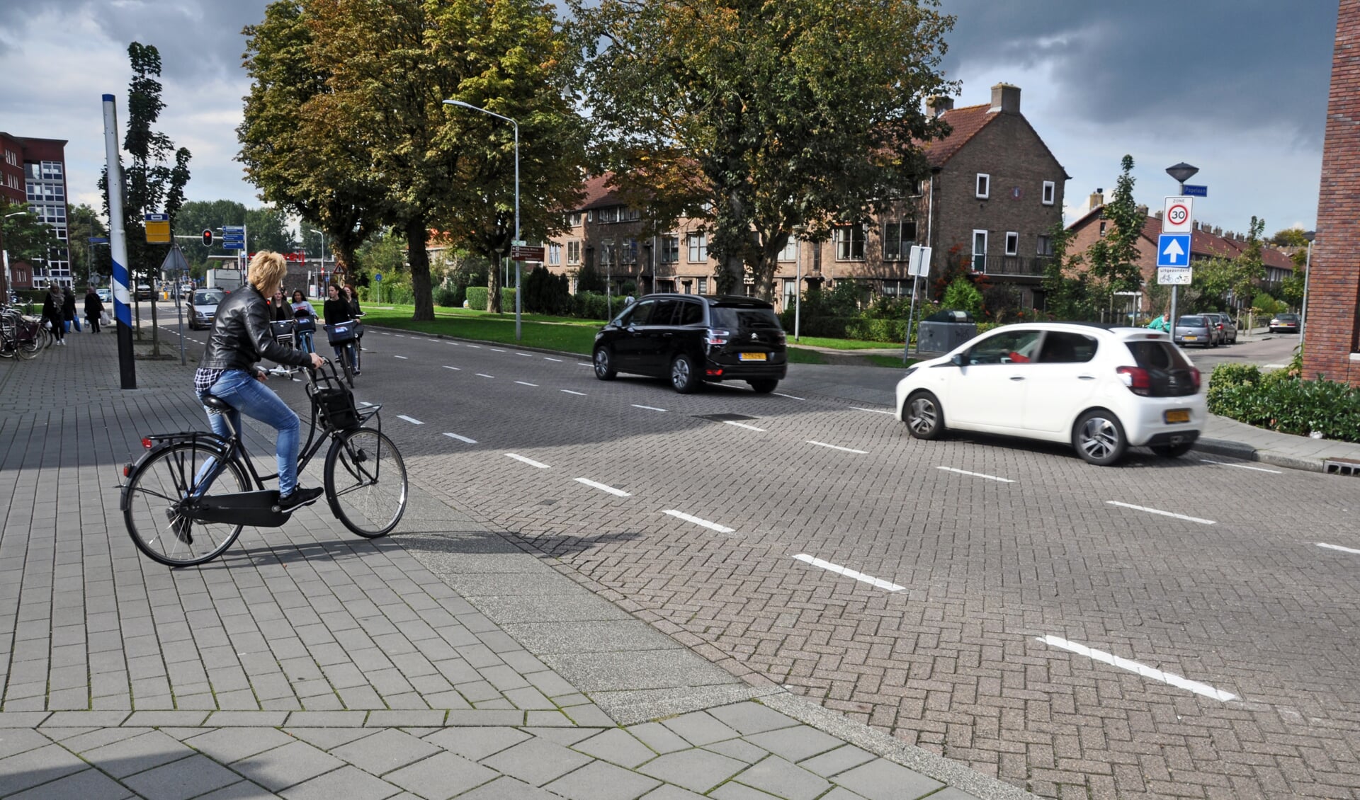 Oversteken met de fiets, ook bij de Papelaan moet dit veiliger worden.