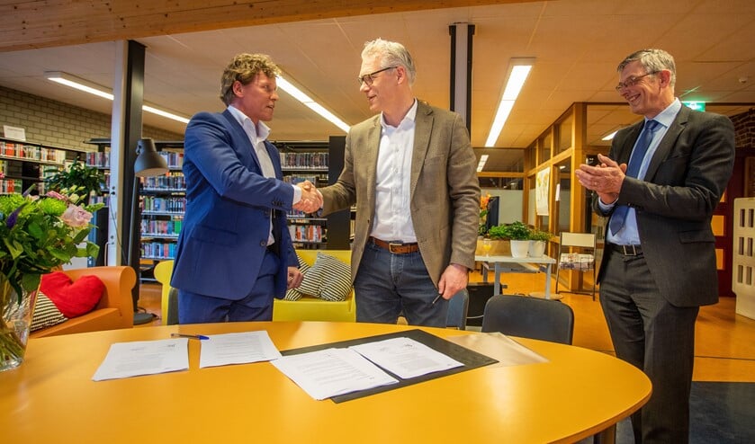 Met een stevige handdruk werd de ondertekening van het contract bekrachtigd.
