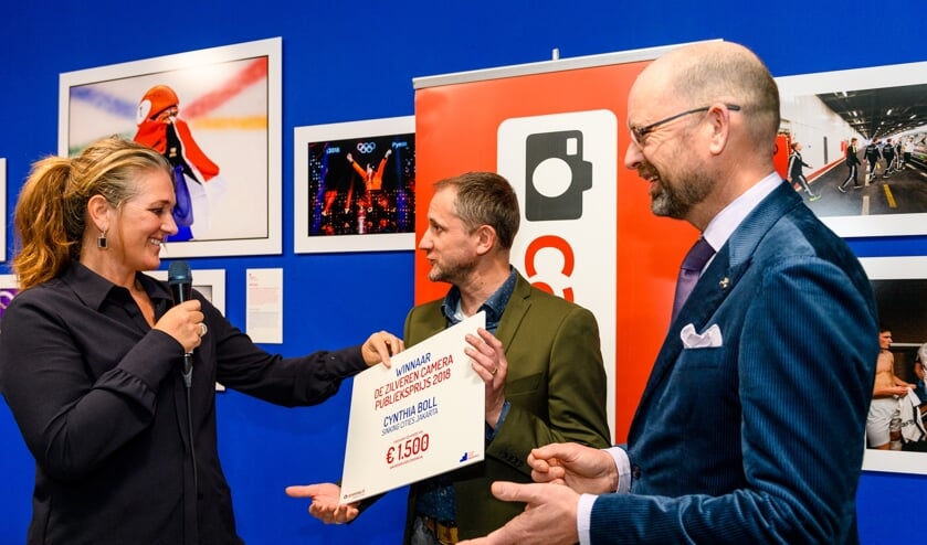 Cynthia Boll, uitreiking met Henri van Rheenen, CameraNU en Marcel Molle, voorzitter Zilveren Camera.