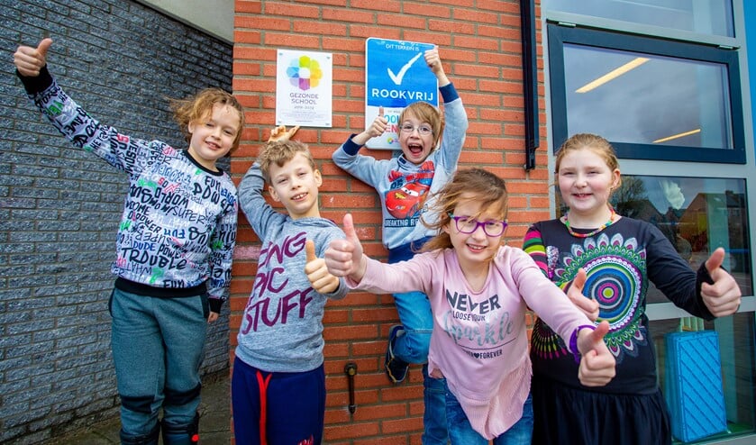 Blije leerlingen met het vignet gezonde school.