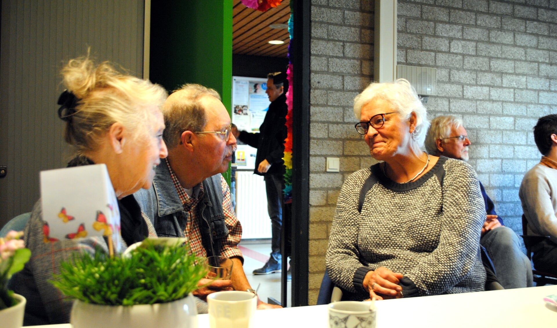 Ria (links) in gesprek met Fem en een andere bezoeker. 