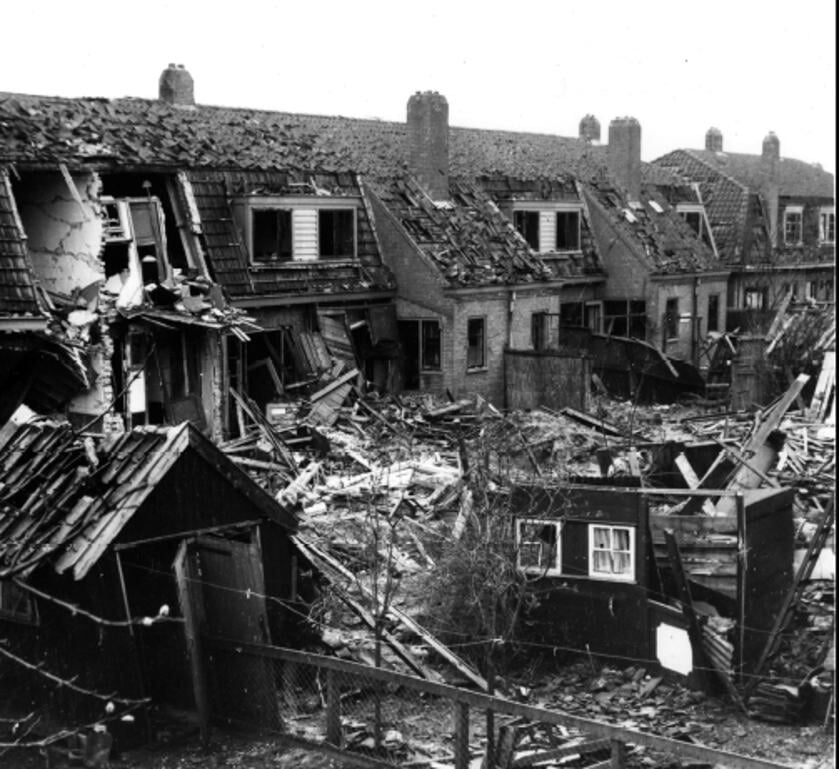 De ravage die de Engelse bom veroorzaakte in Weesp.