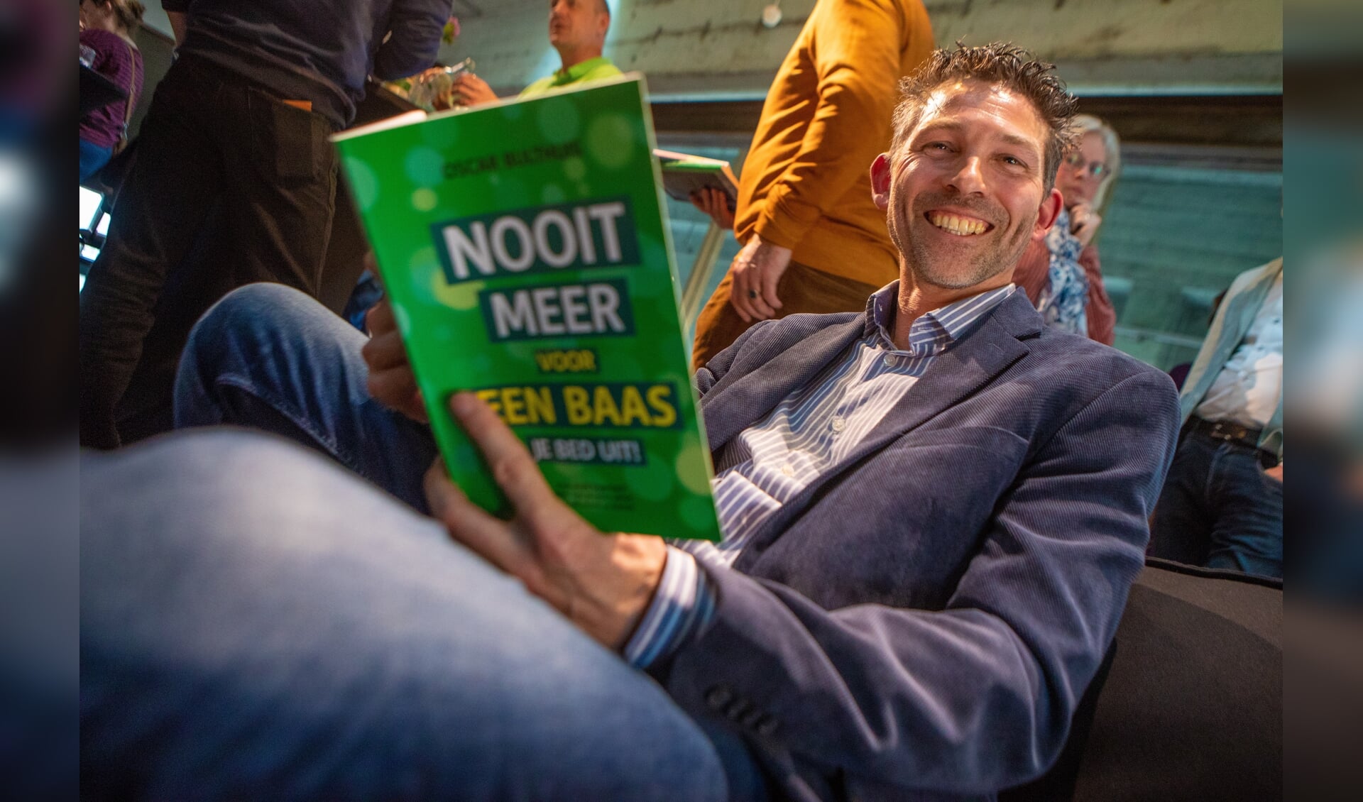 Oscar Bulthuis met zijn nieuwe boek, dat hij presenteerde in De Krachtcentrale.