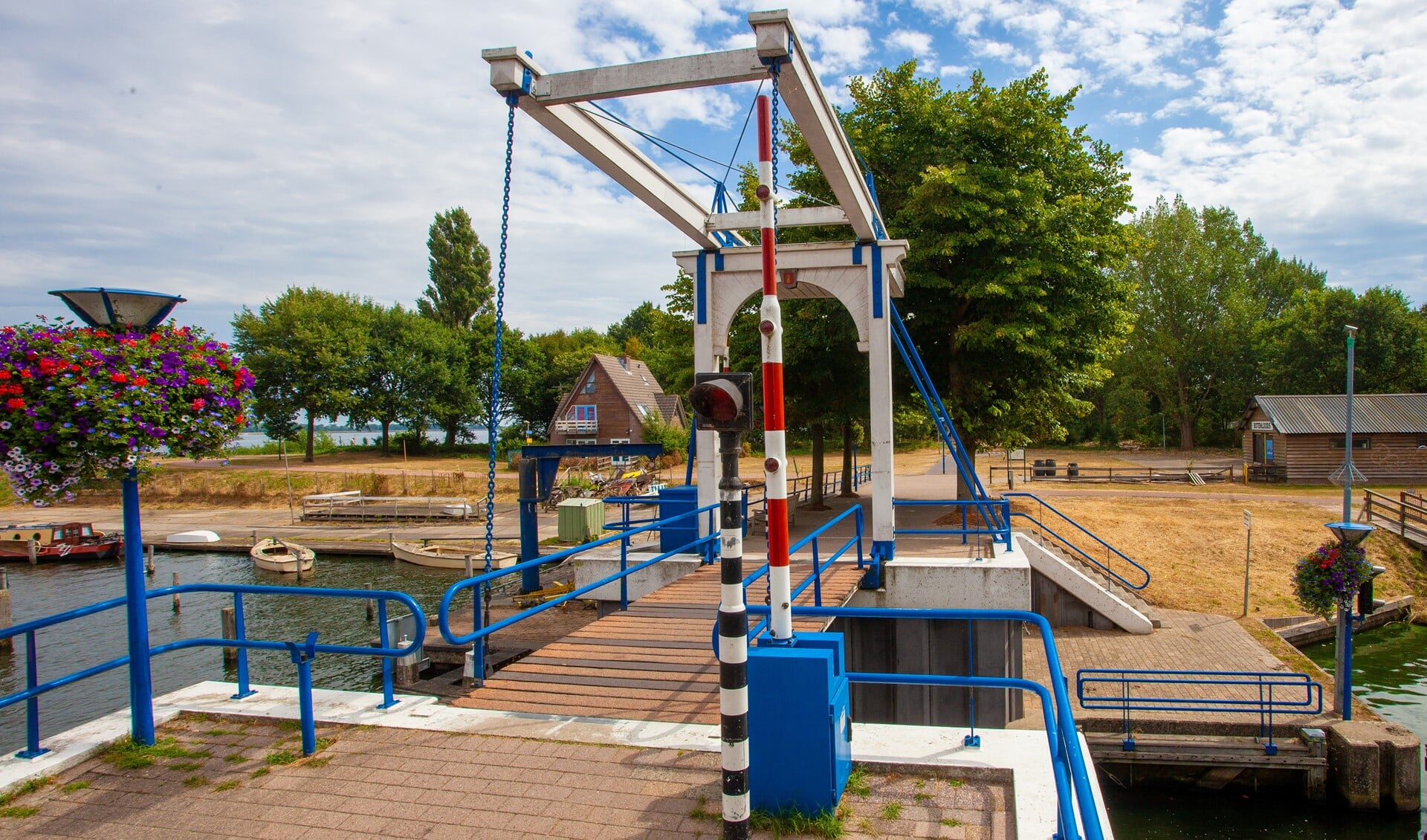 De brug bij de aanloophaven mag weer door de Stichting Vaarkracht worden bediend.