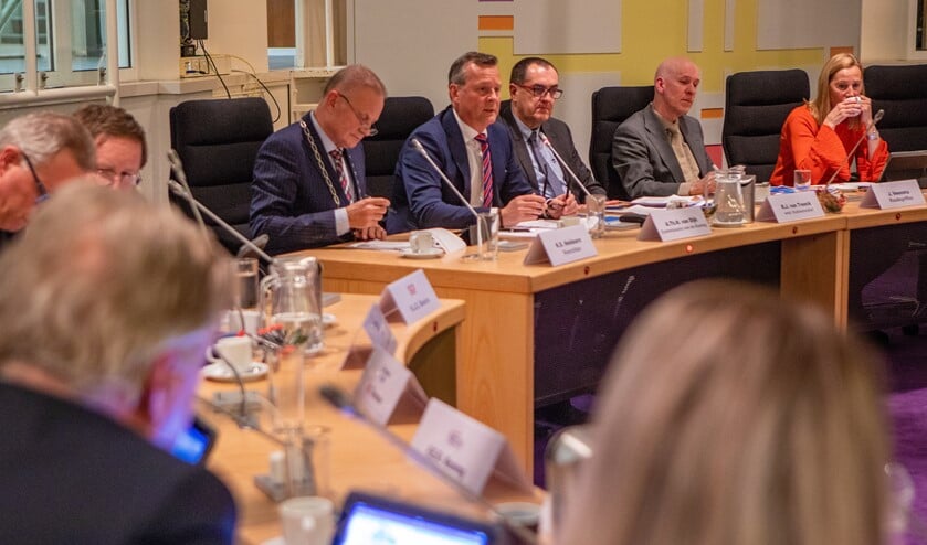 Commissaris van de Koning Arthur van Dijk was in Huizen voor een speciale raadsvergadering over de profielschets voor een nieuwe burgemeester.