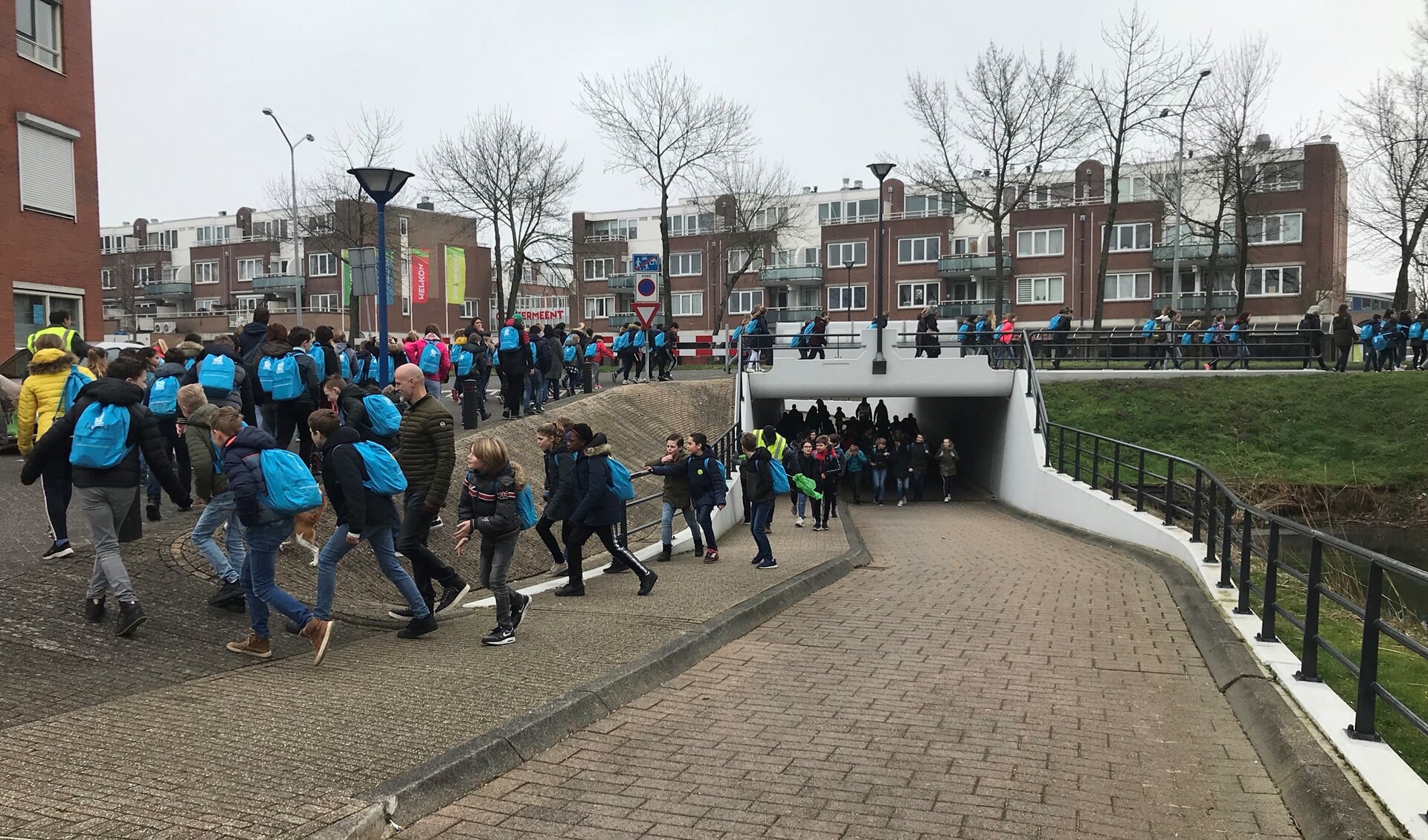 230 leerlingen liepen zes kilometer rondom de Oostermeent. 
