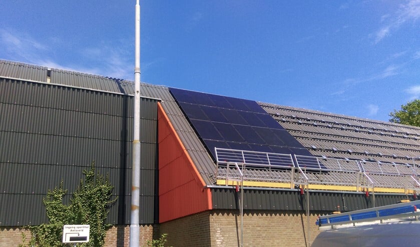 Zonnepanelen op het dak van Sporthal Aetsveld.
