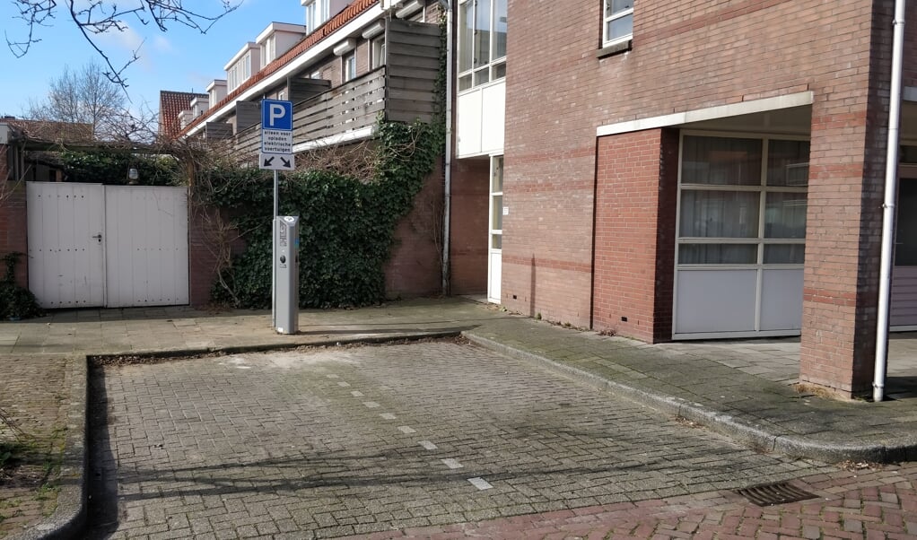 In de Julianastraat bleven de parkeerplekken na installatie van de paal leeg. Er komt nog geen elektriciteit uit.