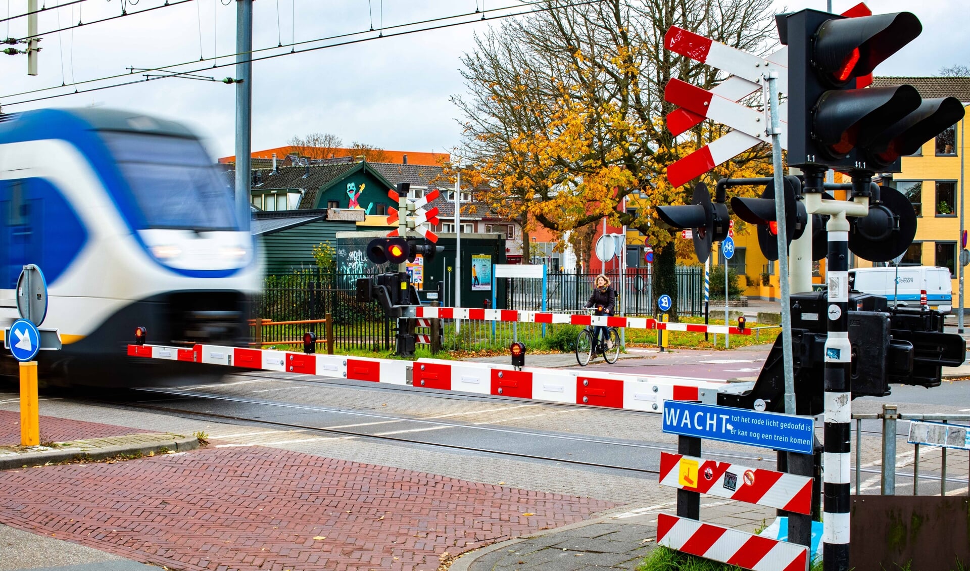 Het Hilversumse spoor zorgt niet voor tweedeling in het dorp, zo meent het college. 