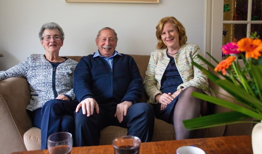 Het gouden paar op de bank met wethouder Marlous Verbeek.