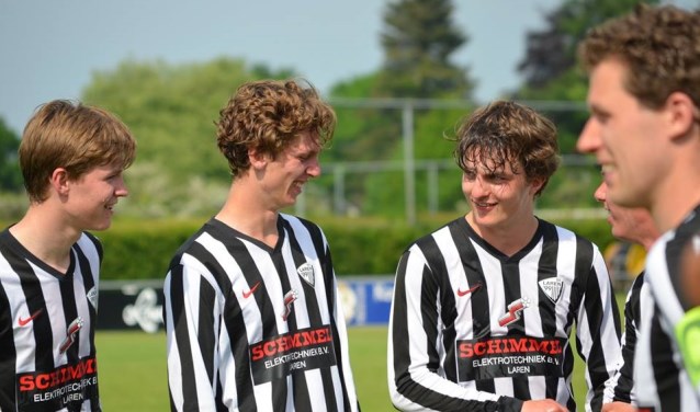 Doelpuntenmaker Thomas Roest (r) met zijn teamgenoten.