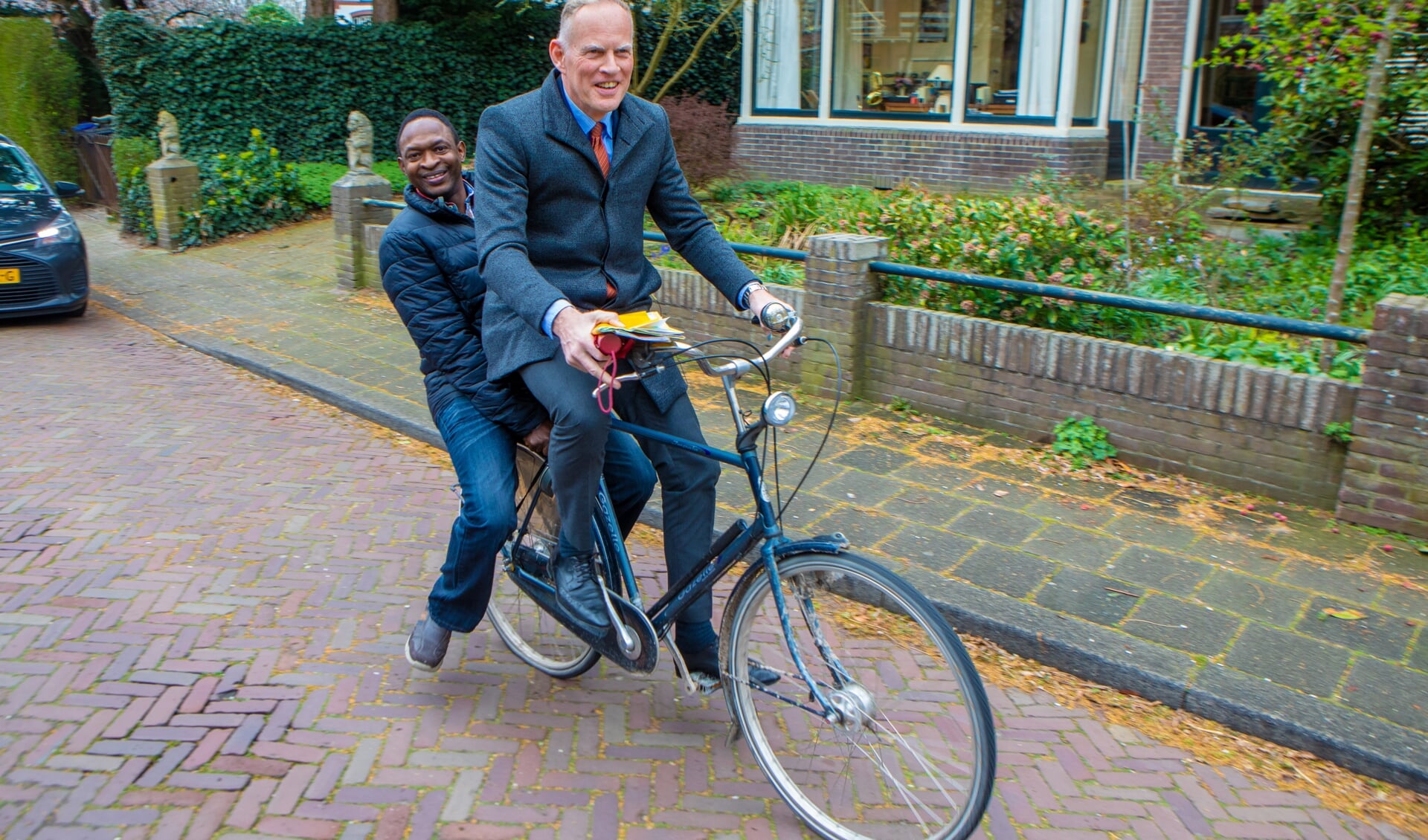 Verstoring Zwerver wenselijk Achterop de fiets bij de burgemeester van Gooise Meren naar de stembus | Al  het nieuws uit Weesp