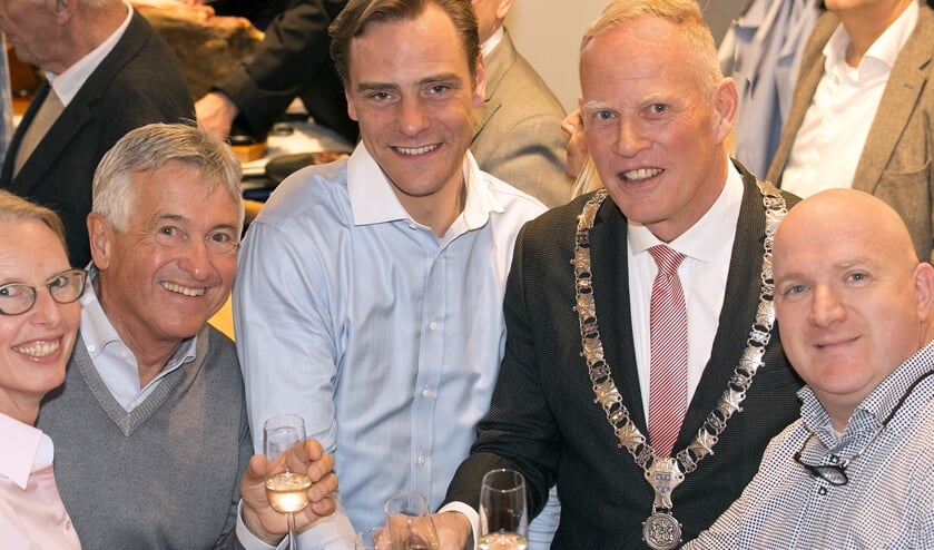Yolanda, Roel, Eduard, de burgemeester en Joël toosten op de nieuwe zaak.