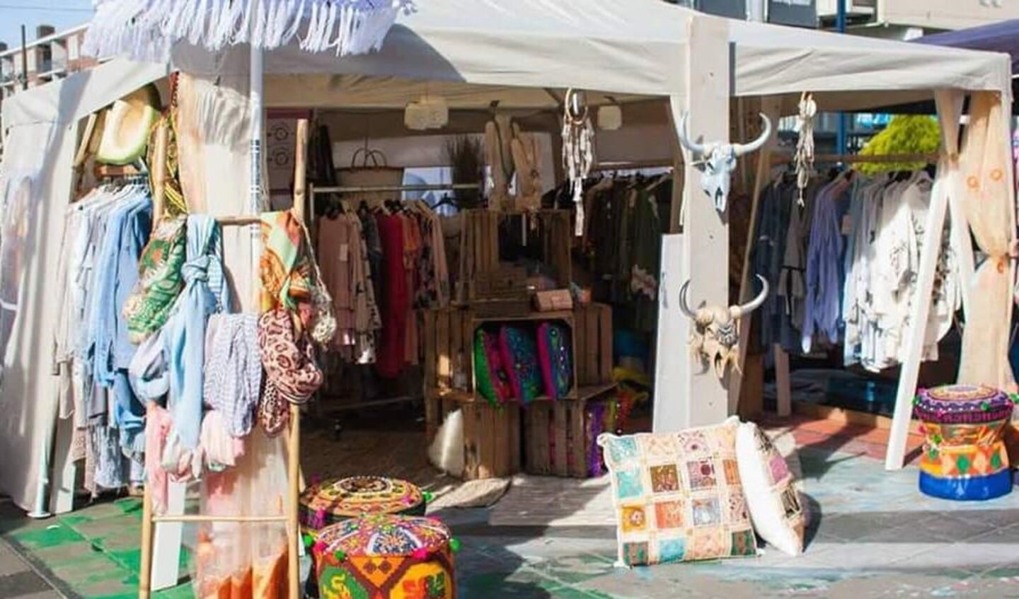 Flower power en Ibiza style tijdens de hippiemarkt die zaterdag Winkelcentrum Oostermeent aandoet.