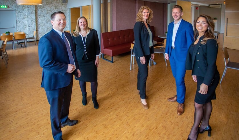 Mijndert Rebel (links) met uitvaartbegeleiders Monique, Gerlinda, Wouter en Angelique.