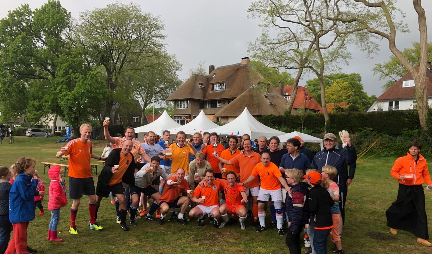 Teams van ‘t Spiegel en ‘t Bredius tijdens na afloop van de jaarlijkse voetbalwedstrijd 