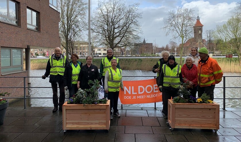 Leden van de Rotary doen vrijwilligerswerk in Berkenstede.