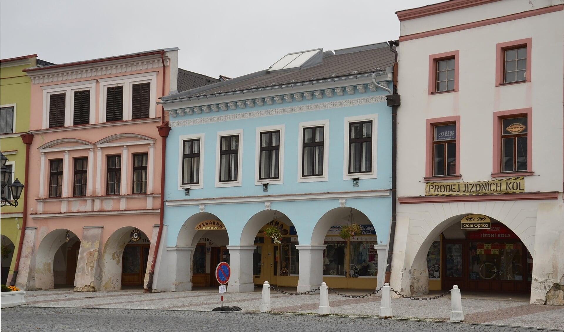 De kenmerkende arkades in de hoofdstraat van Svitavy (wikimedia commons)