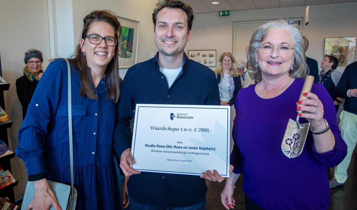 April: Jeske Kapitein en Nic Roex uit Blaricum met de burgemeester.