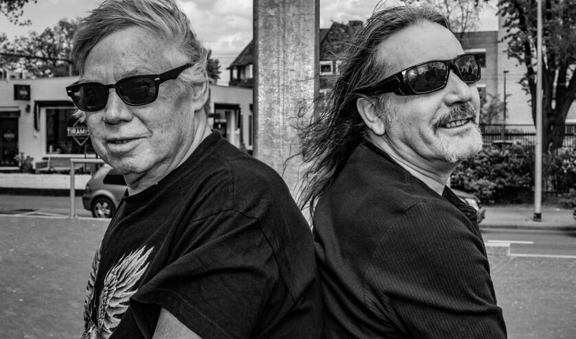 Platenbaas Hans 'Tiger' Smits (rechts) heeft ervoor gezorgd dat Rotjoch Ronald Welgemoed een cd heeft volgezongen.