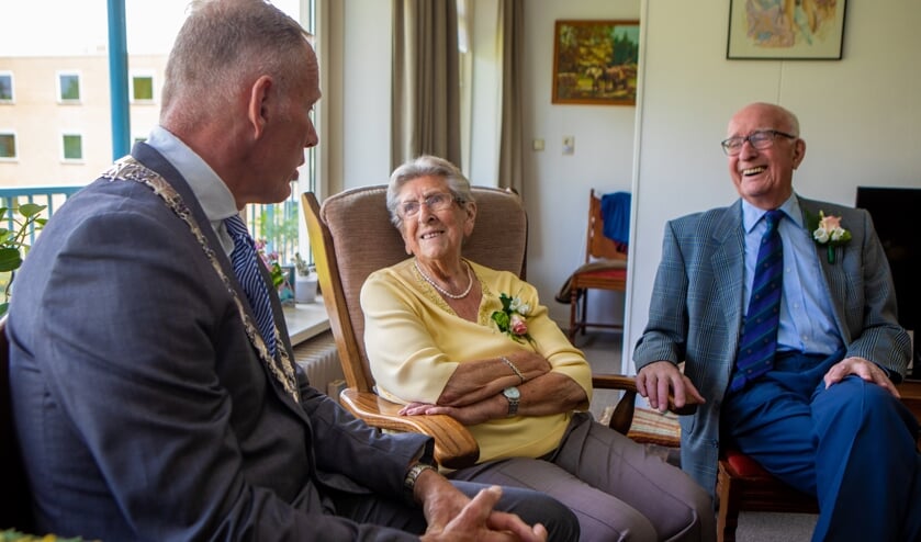 Burgemeester op bezoek bij het echtpaar.